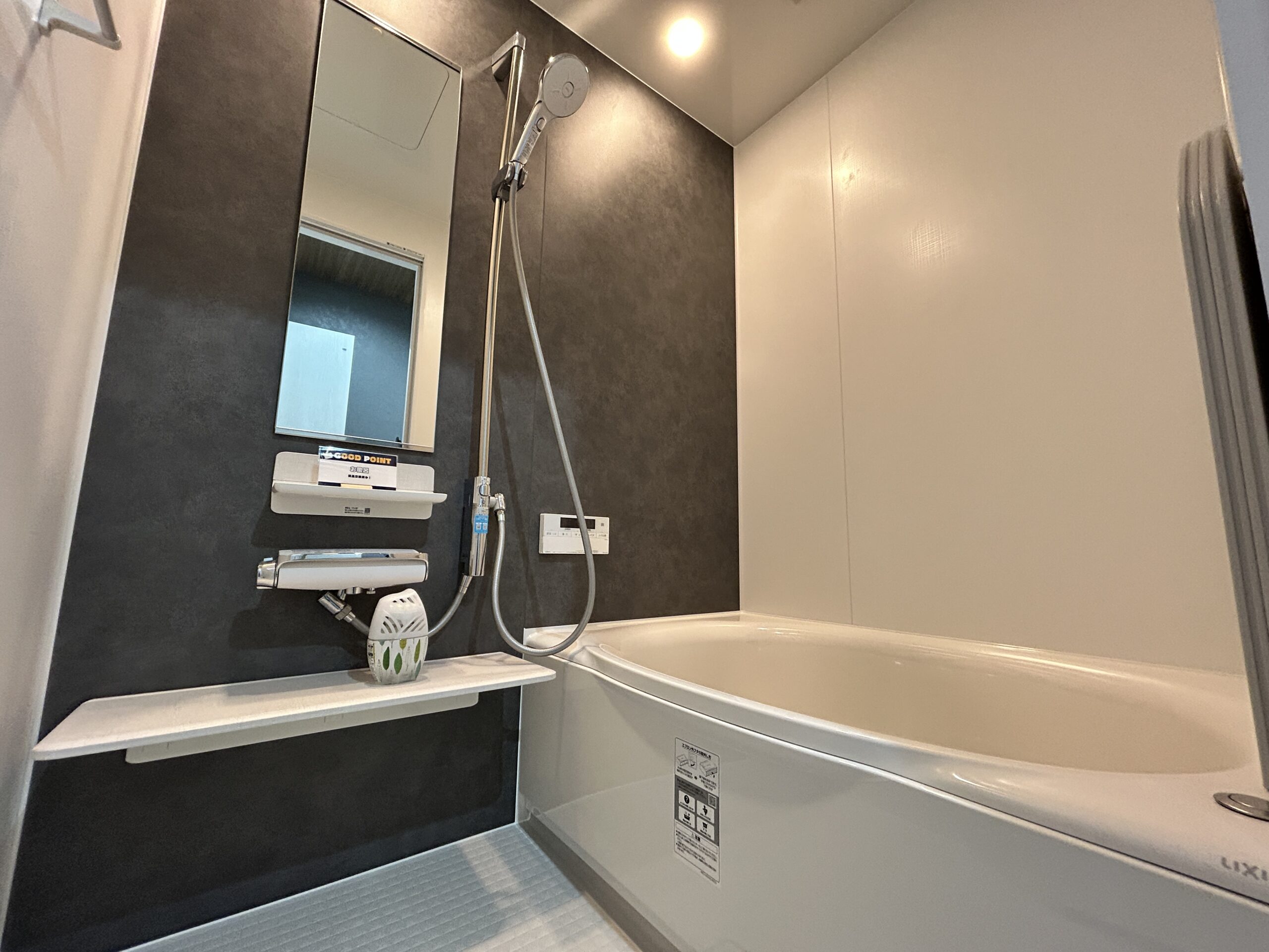 木目天井が映える、落ち着きと上質感を備えたモダン空間